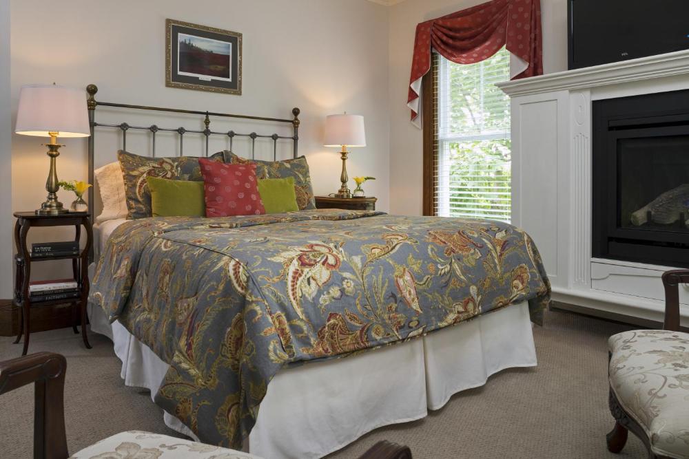 Queen Room interior